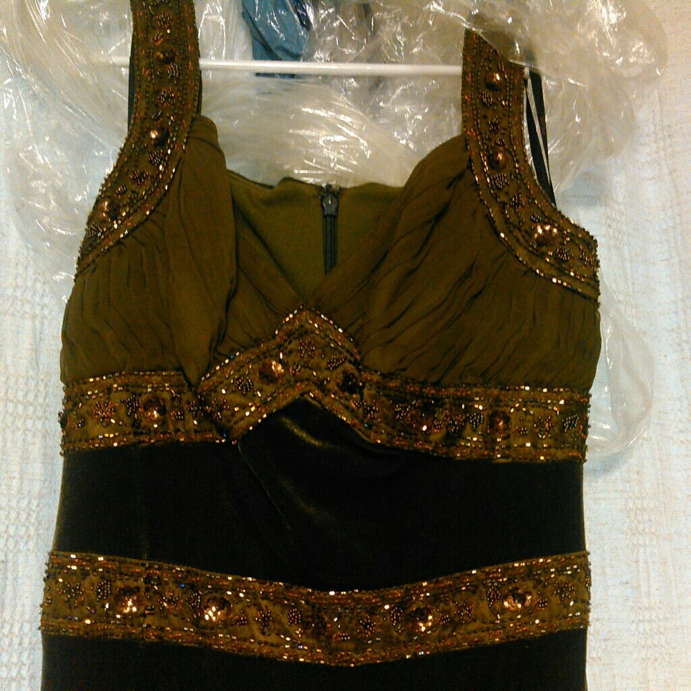 Formal dress - Picture 2 of 4